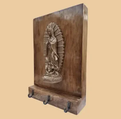 Virge de Guadalupe sobre madera natural