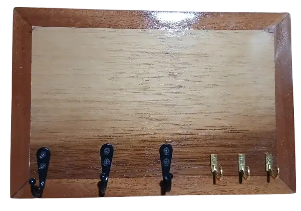 Porta llaves de madera para pared en la entrada de una casa.